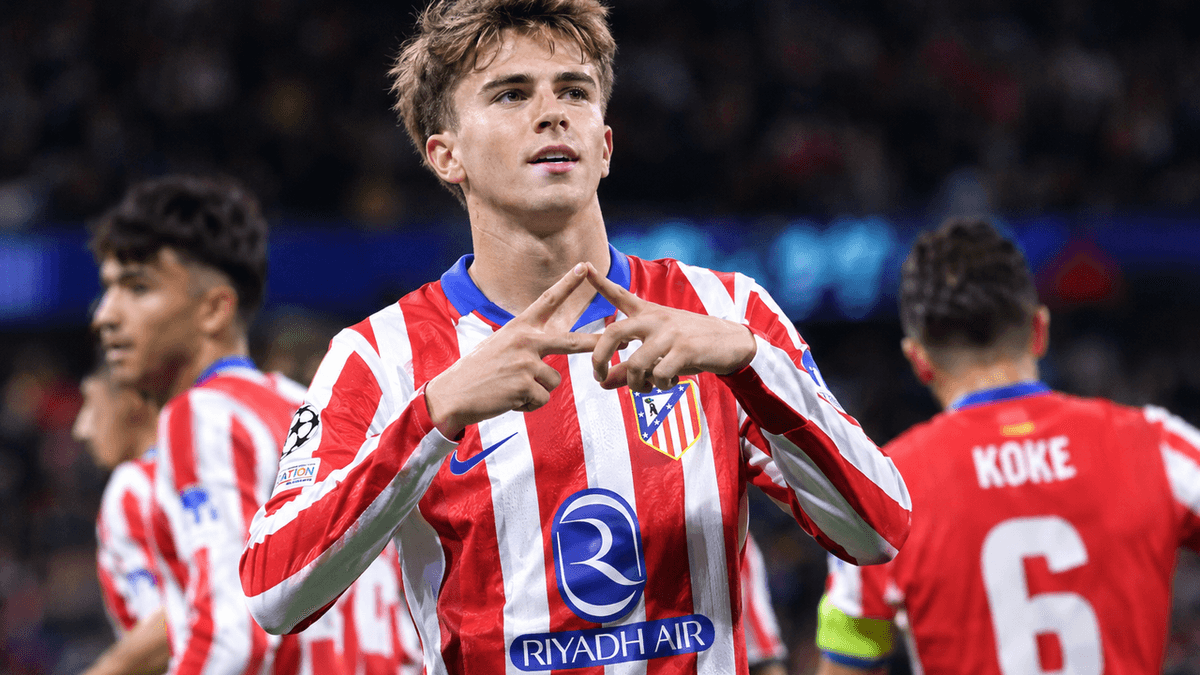 El español Pablo Barrios celebra con un gesto dedicado a Koke durante la victoria del Atlético de Madrid ante el Manchester United.