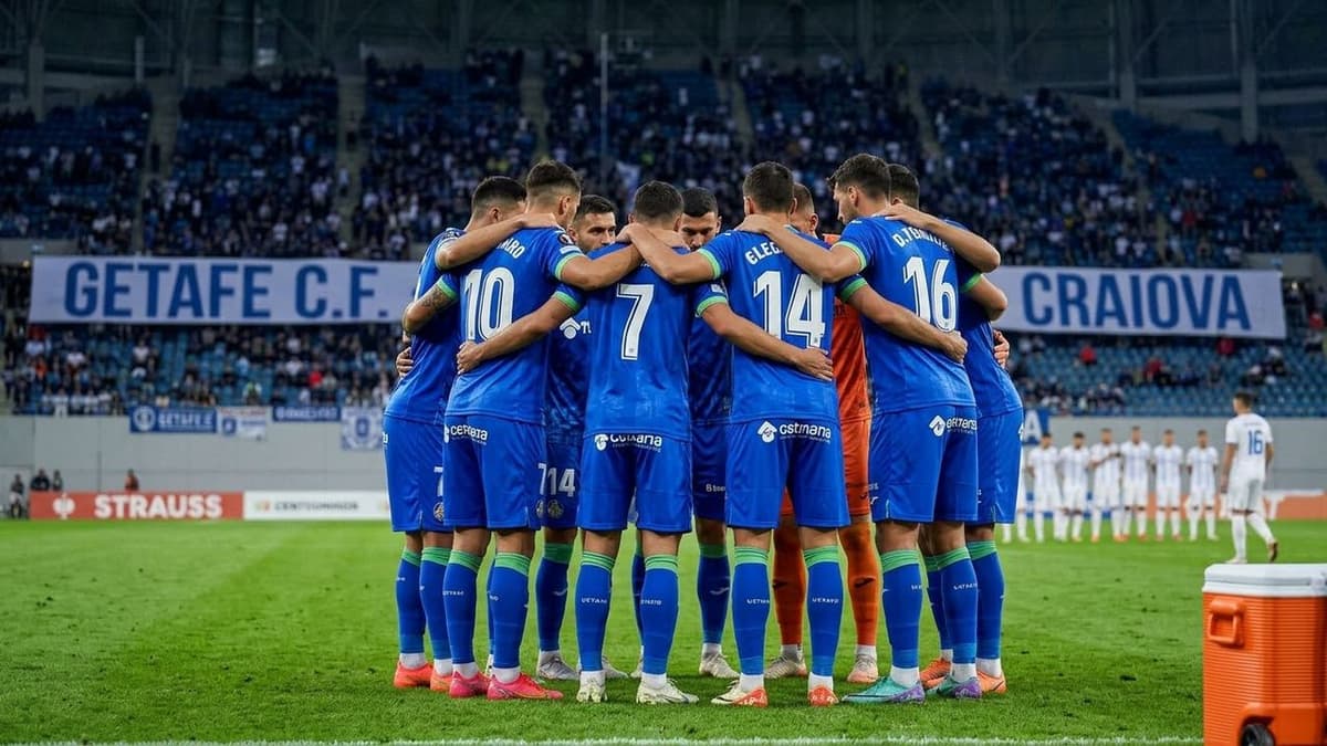 Jugadores del Getafe durante un partido de fútbol, antes de su estreno europeo ante el Universitatea Craiova en Rumanía.