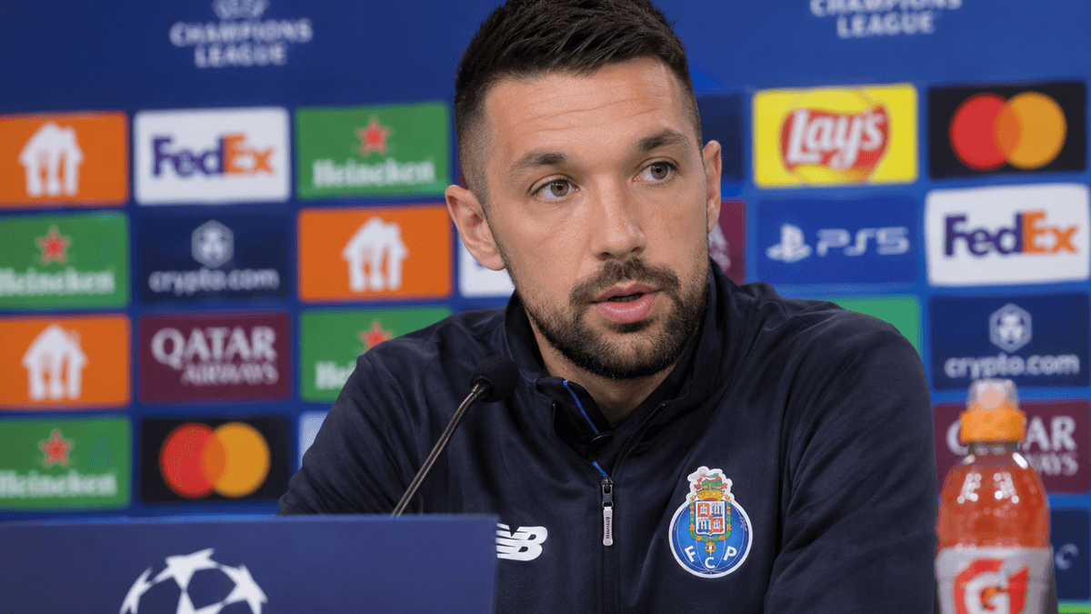 El italiano Francesco Farioli, entrenador del Oporto, durante una rueda de prensa tras la derrota ante el Betis en la Liga de Campeones.
