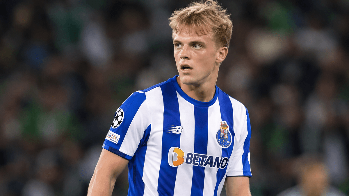 Froholdt analiza la derrota del Oporto ante el Betis: centrocampista danés con la camiseta blanquiazul durante un partido europeo.