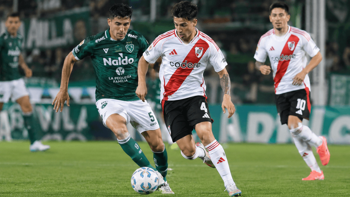 River Plate empata con Sarmiento: futbolistas de ambos equipos disputan el balón durante el encuentro del Torneo Clausura argentino en Junín.