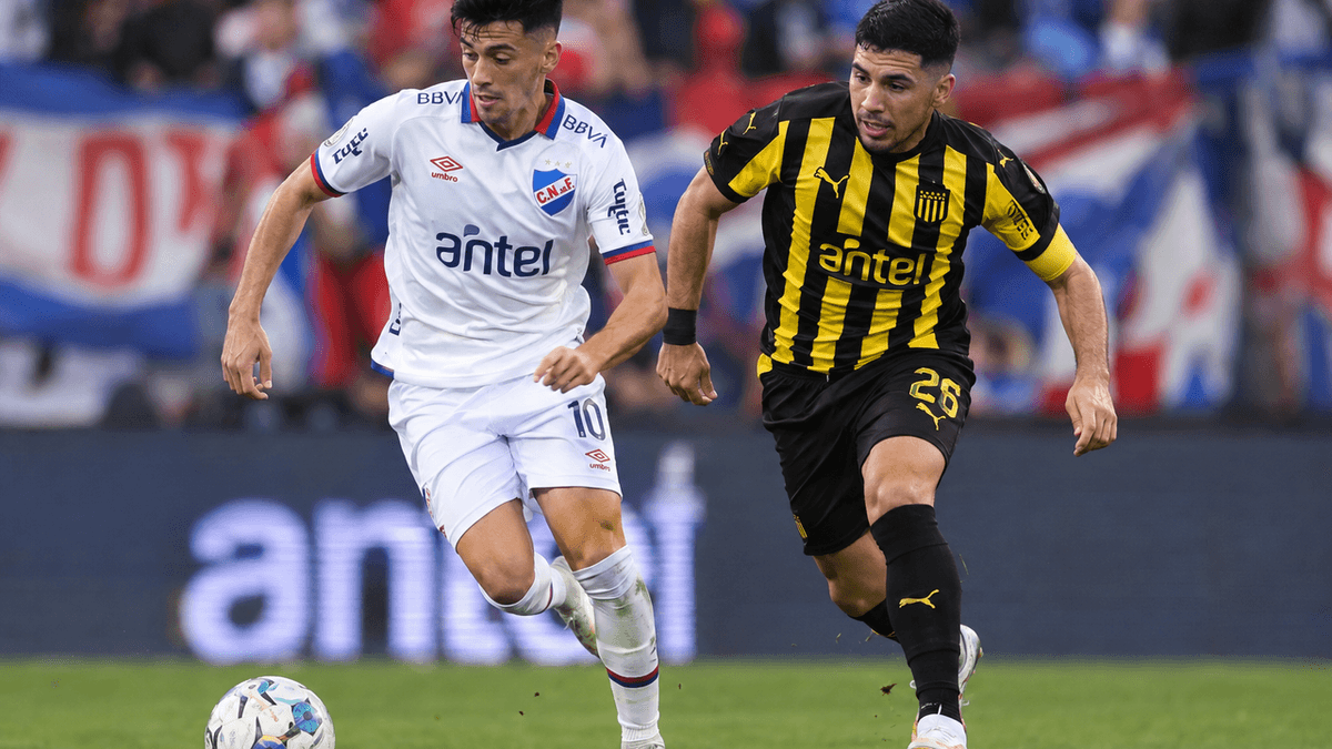 Jugadores de Nacional y Peñarol durante partidos del fútbol uruguayo, en una jornada clave para la lucha por el Torneo Clausura.