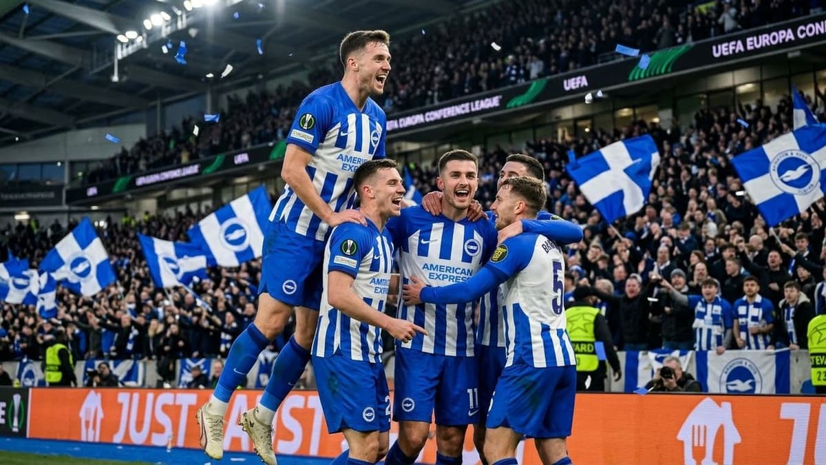Jugadores del Brighton celebran un gol durante un partido de fútbol europeo, en una posible imagen de portada sobre su liderato en la Liga Conferencia.