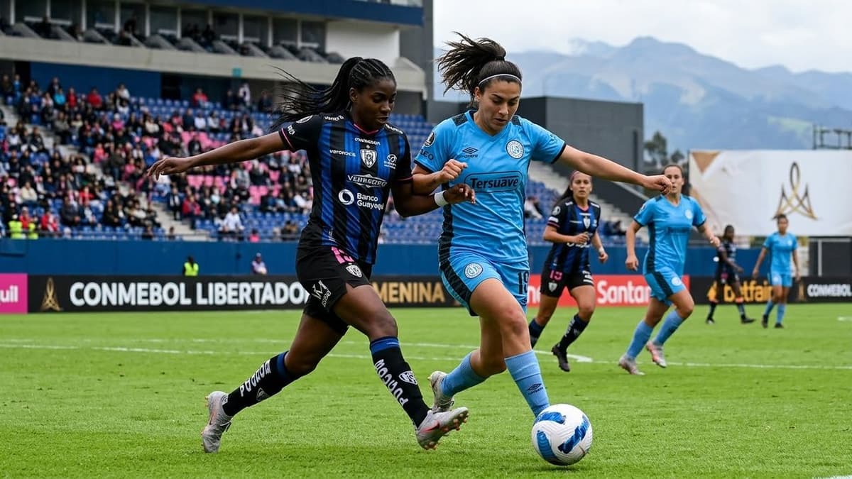 Jugadoras de Independiente del Valle y Belgrano disputan un balón durante un partido de la Copa Libertadores Femenina en Quito.