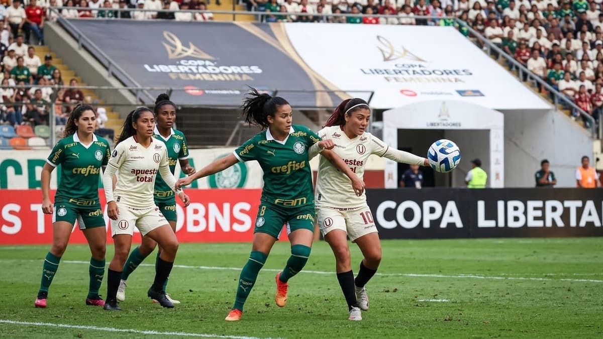 Futbolistas de Palmeiras y Universitario disputan el balón durante un partido de la Copa Libertadores Femenina.