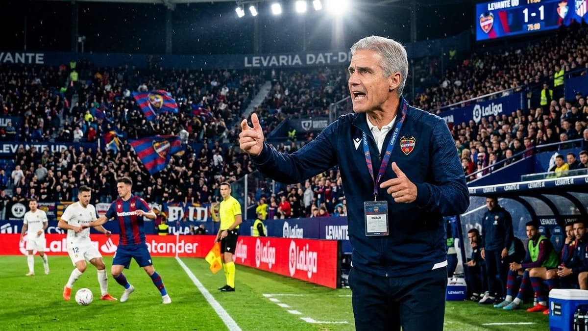 Luís Castro, entrenador portugués del Levante, durante un partido de fútbol de su equipo.