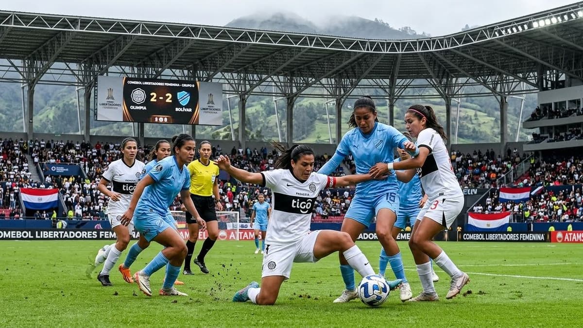 Jugadoras del Olimpia y el Bolívar disputan un balón durante el empate 2-2 por la Copa Libertadores Femenina en Quito.