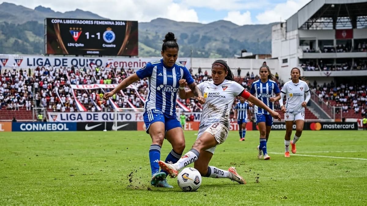 Jugadoras de Cruzeiro y Liga de Quito disputan el balón durante el encuentro de la Copa Libertadores Femenina en Quito.