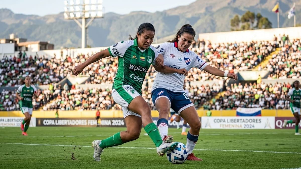 Jugadoras del Deportivo Cali y Nacional disputan el balón durante el partido de la Copa Libertadores Femenina en Quito.