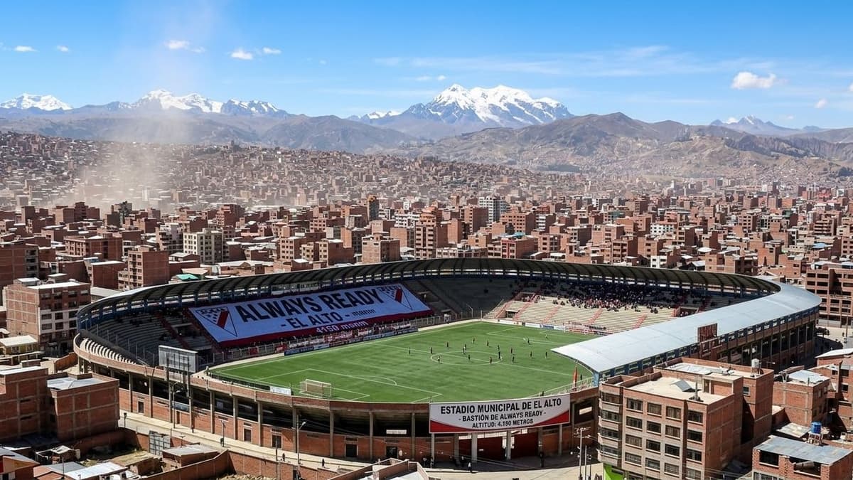 Estadio Municipal de El Alto, bastión de Always Ready a 4.150 metros de altitud, escenario habitual del fútbol boliviano.