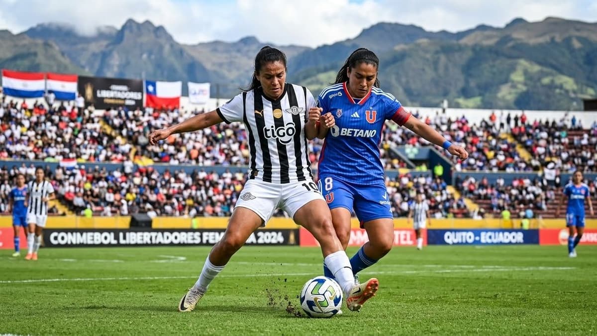 Jugadoras de Libertad y Universidad de Chile disputan el balón durante el partido de la Copa Libertadores Femenina en Quito.
