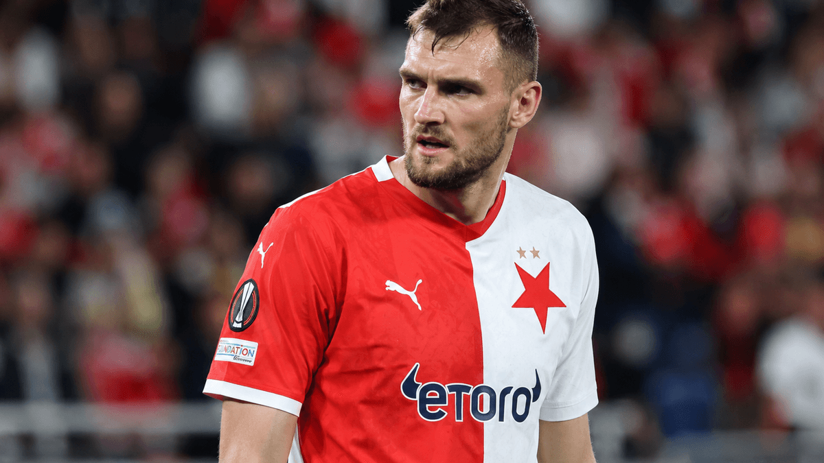 Tomáš Chorý, delantero del Slavia Praga, durante un partido de fútbol, en una imagen relacionada con su situación disciplinaria.