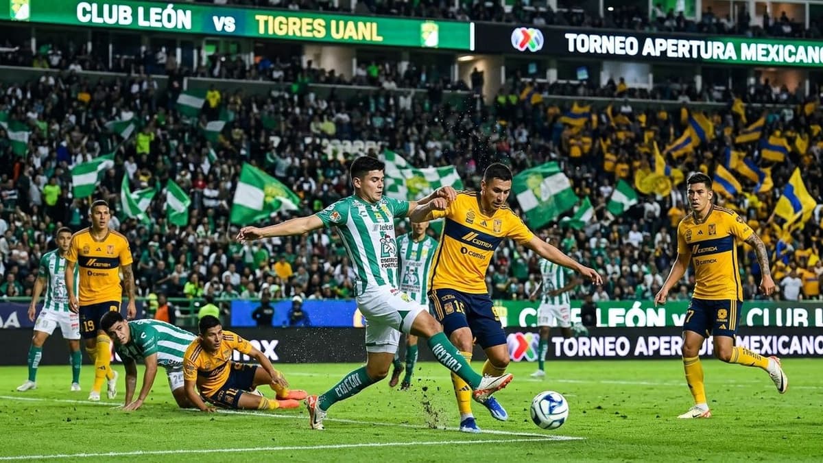 Futbolistas del León y Tigres UANL disputan un balón durante un partido del Apertura del fútbol mexicano.