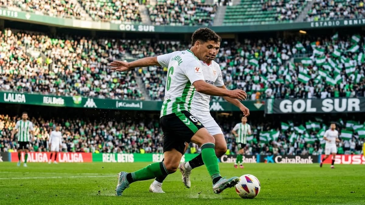 El centrocampista uruguayo Facundo Bernal durante un partido con el Real Betis, antes de conocerse su sanción de cuatro encuentros.