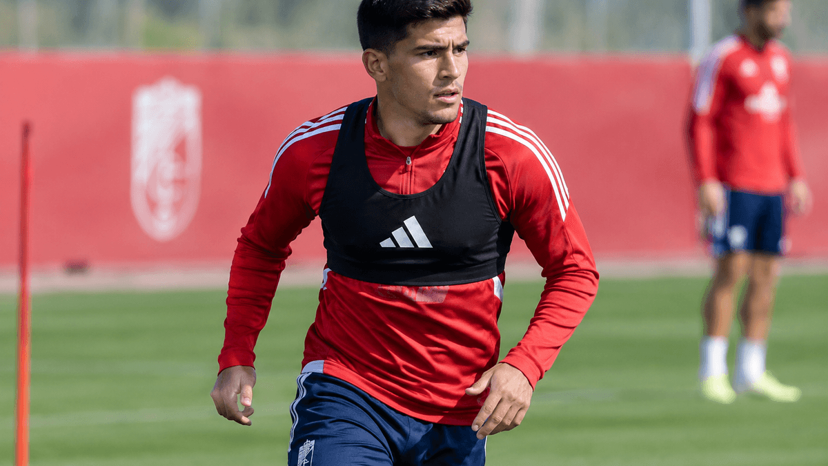 Imagen sugerida de Alejandro Marqués durante un entrenamiento con el Granada, equipo que afrontará el duelo ante el Valladolid con dos bajas confirmadas.