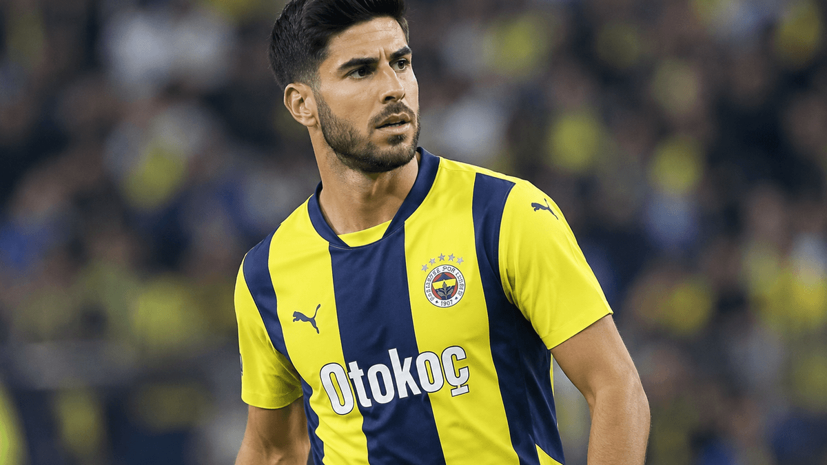 Marco Asensio con la camiseta del Fenerbahce durante un partido.