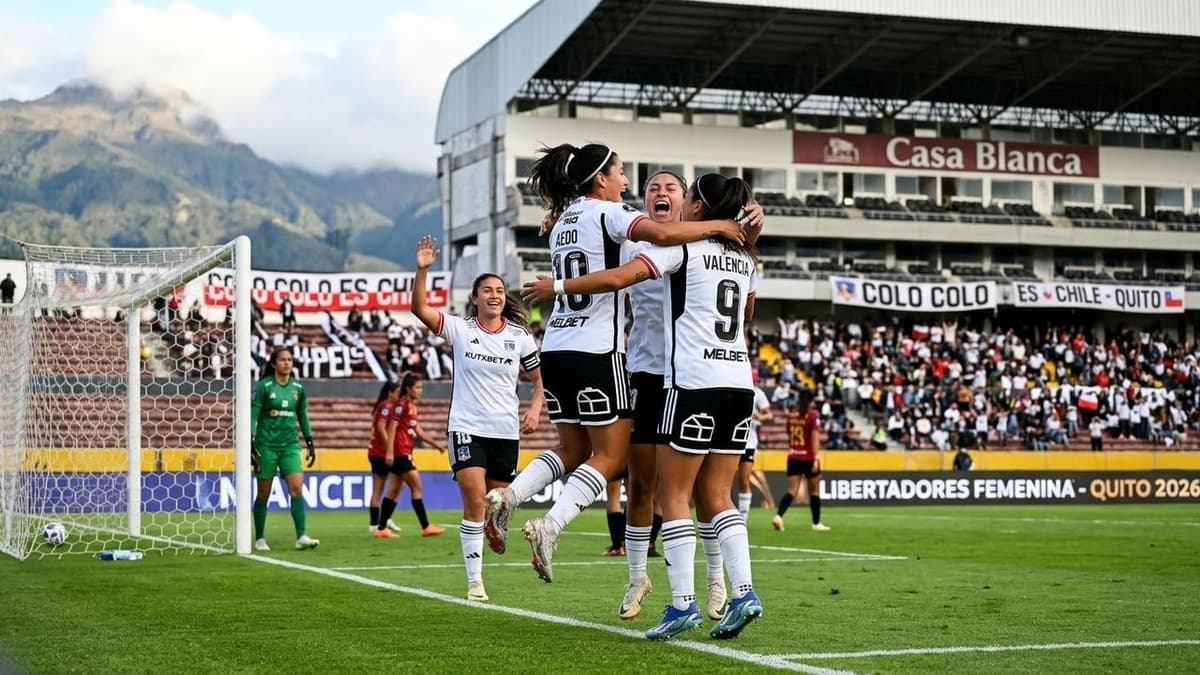 Futbolistas de Colo Colo celebran un gol durante su victoria ante Caracas en la Copa Libertadores Femenina disputada en Quito.