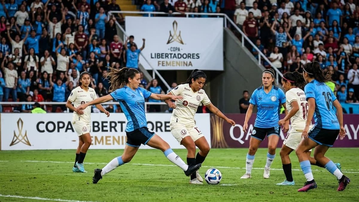Jugadoras de Belgrano y Universitario disputan un balón durante el partido de la Copa Libertadores femenina.