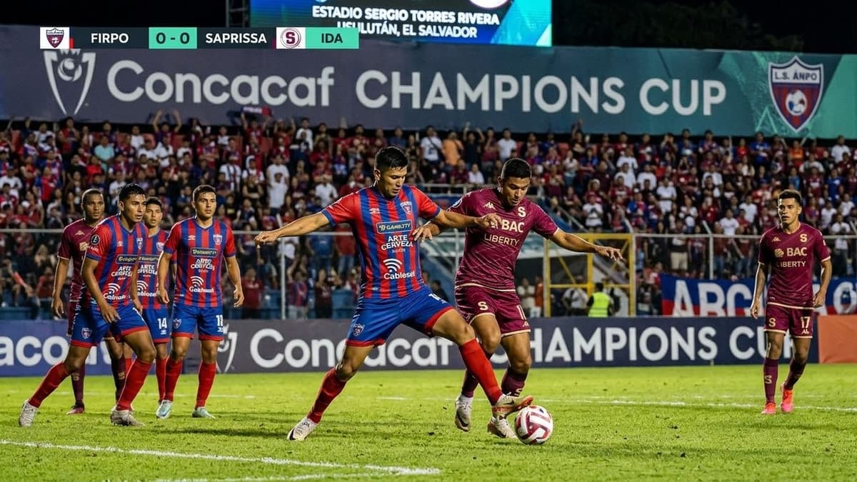 Jugadores del Luis Ángel Firpo y el Saprissa disputan el balón durante el partido de ida de la repesca de la Copa de Campeones de la Concacaf.