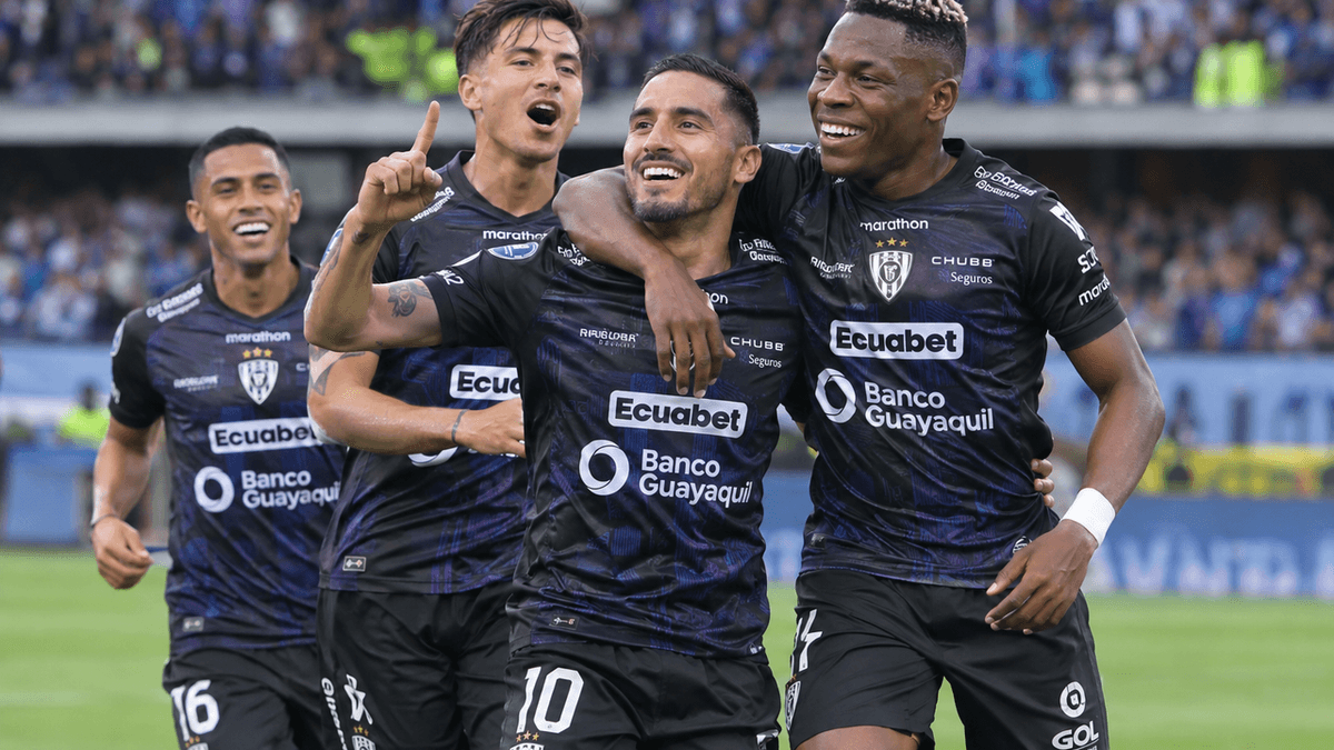 Jugadores de Independiente del Valle celebran durante un partido de la Liga Pro de Ecuador, con el título nacional como objetivo.