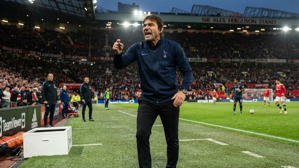 Antonio Conte, técnico italiano, durante un partido de fútbol, en una posible imagen de portada sobre su futuro profesional y el Manchester United.