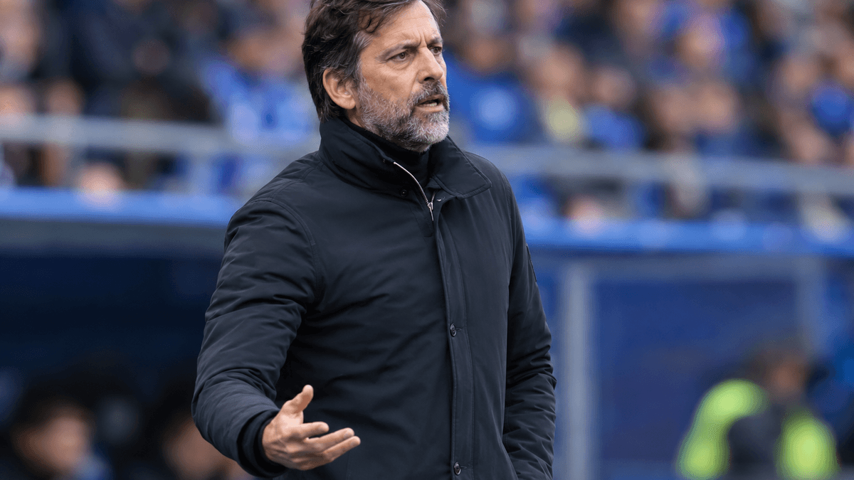 El entrenador español Quique Sánchez Flores dirige al Deportivo Alavés durante un partido de fútbol.