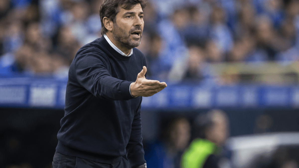 El español Juan Francisco Funes, entrenador del Málaga CF, da instrucciones a sus jugadores durante un partido de fútbol.