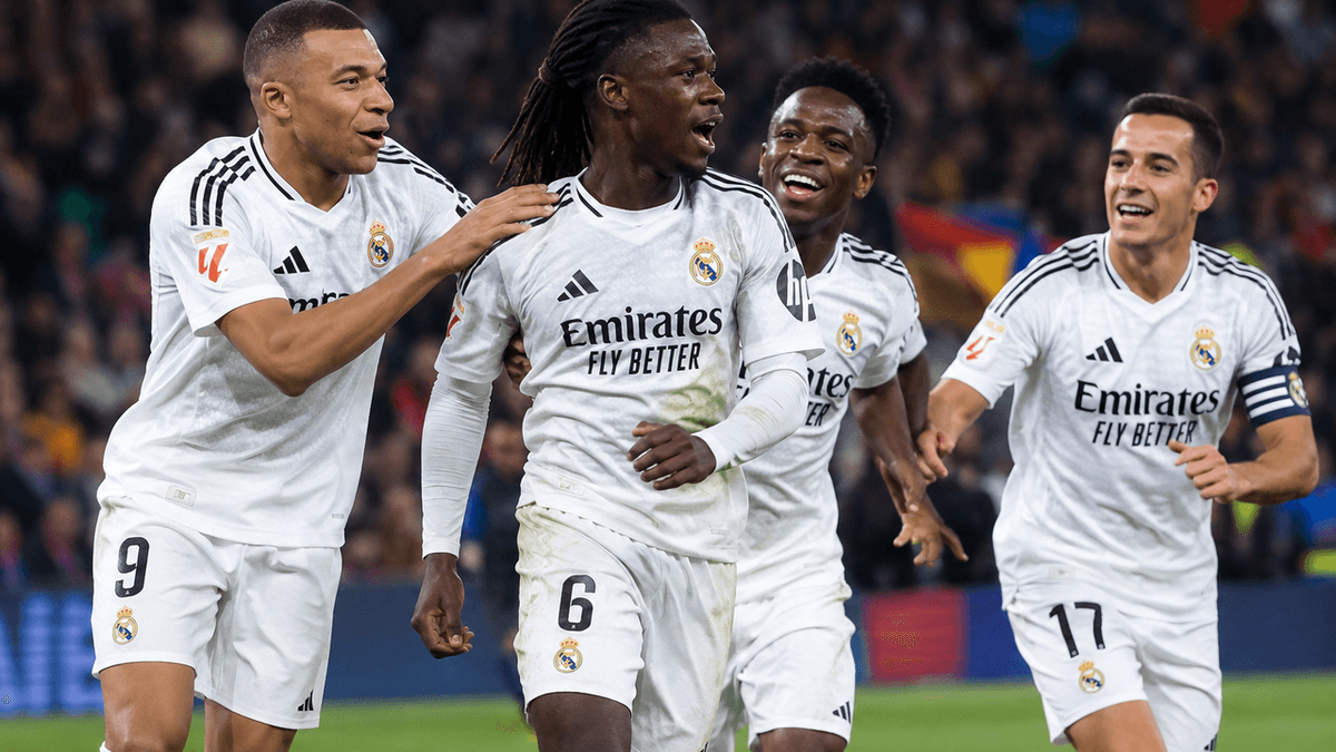 El francés Eduardo Camavinga celebra con sus compañeros del Real Madrid durante el clásico ante el Barcelona en el Camp Nou.