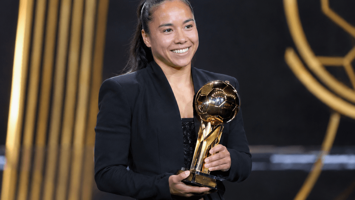 La mexicana Charlyn Corral recibe el trofeo Gerd Müller durante la gala del Balón de Oro en Londres.