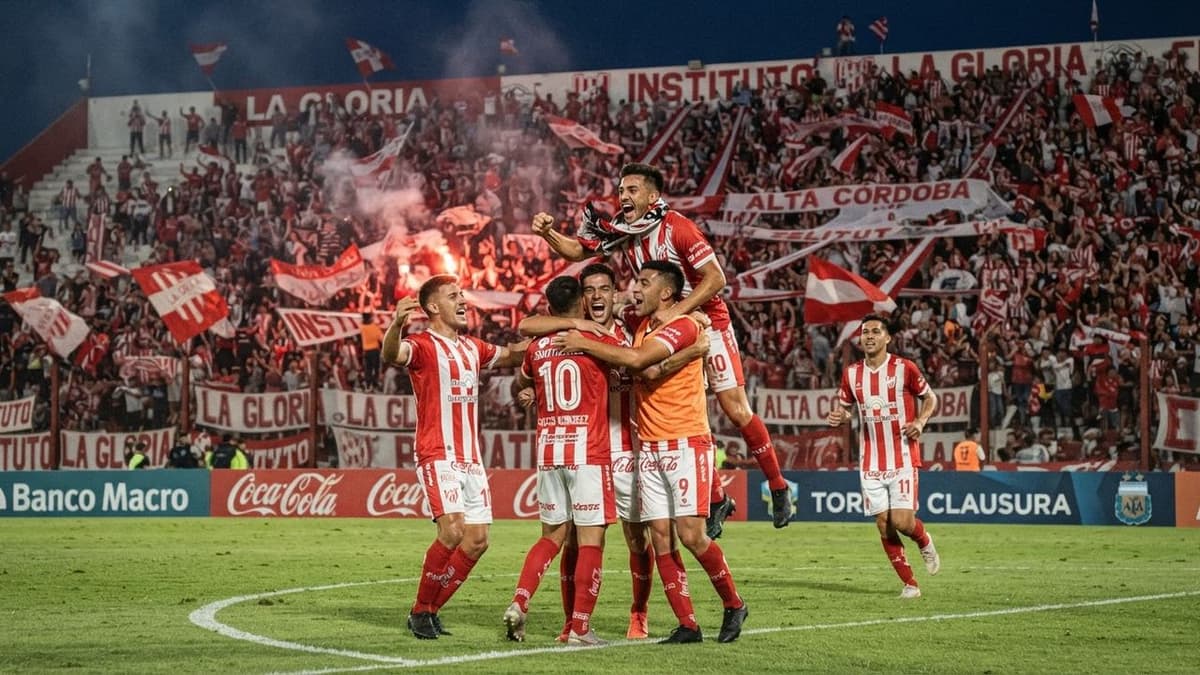 Jugadores de Instituto de Córdoba celebran una victoria durante el Torneo Clausura del fútbol argentino.