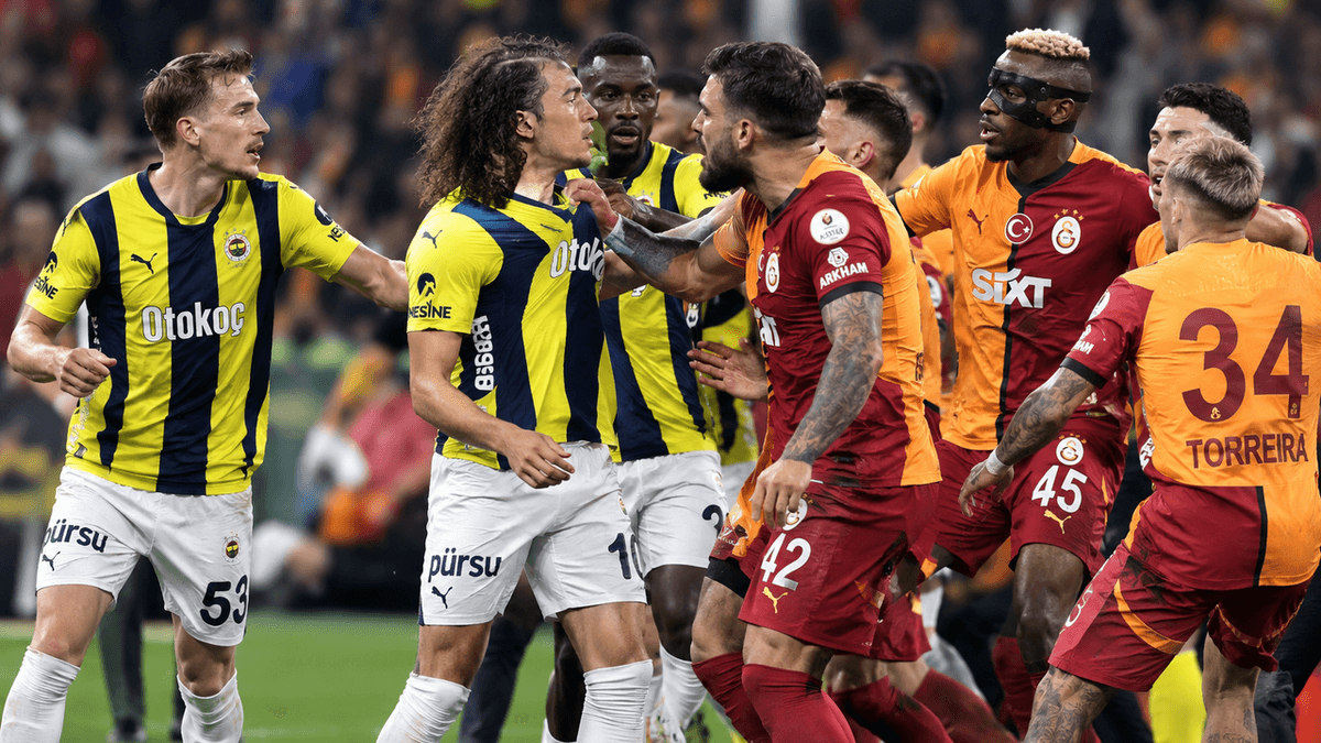 Jugadores del Fenerbahce y del Galatasaray durante un derbi de la liga turca marcado por incidentes y enfrentamientos.