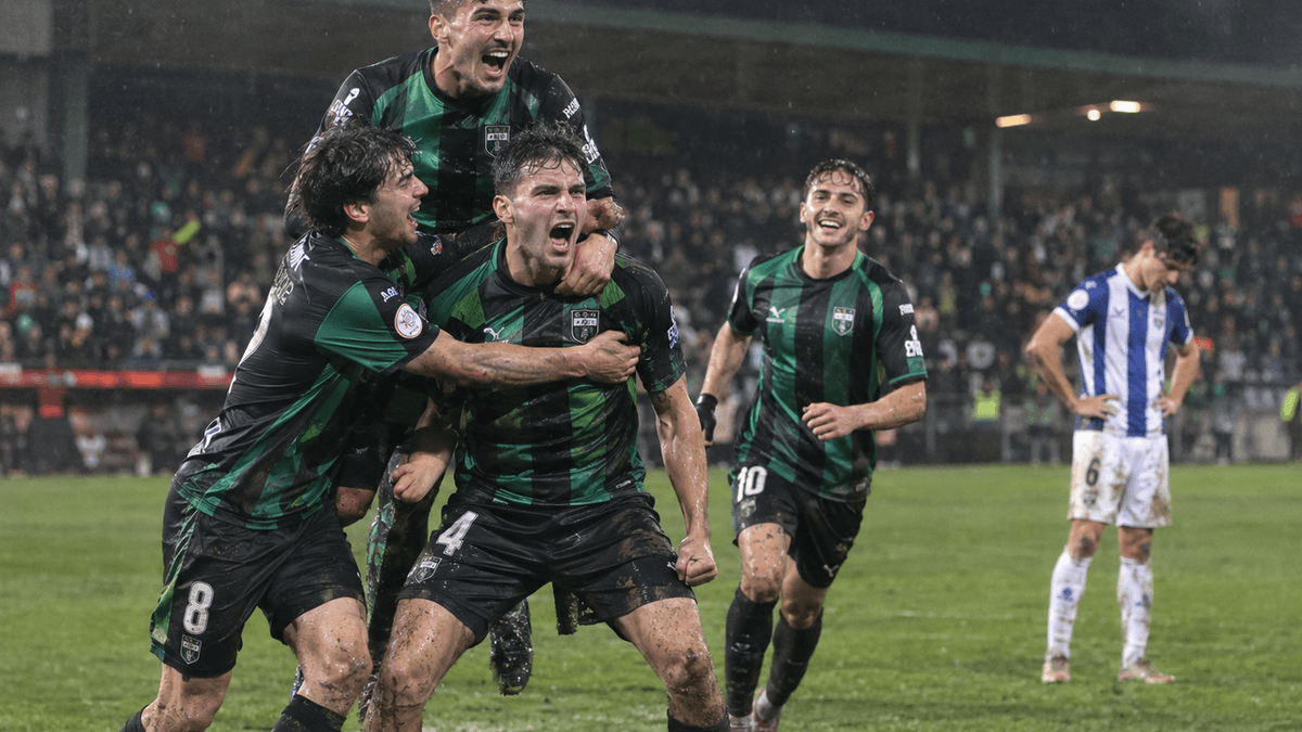 Jugadores del Sestao River celebran la clasificación copera tras vencer 4-3 al Espanyol bajo la lluvia.