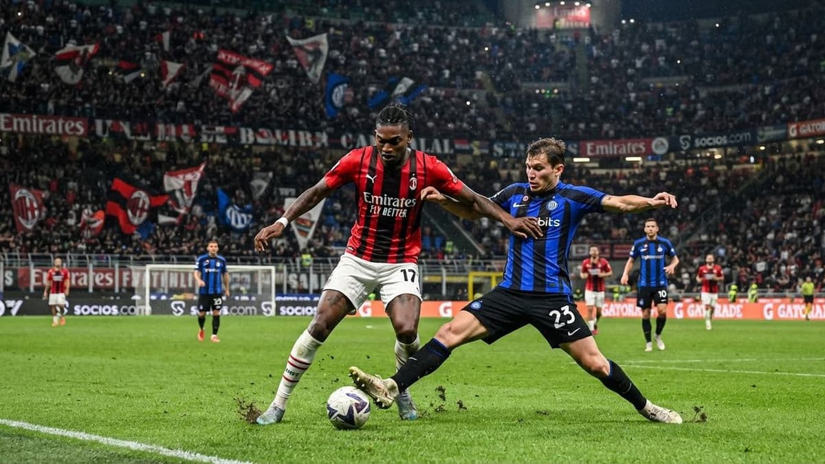 futbolistas en acción durante el derbi entre Milan e Inter .