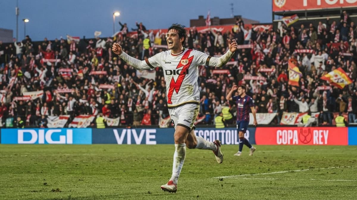 El delantero brasileño Alemao, del Rayo Vallecano, durante un partido de fútbol de la Copa del Rey.
