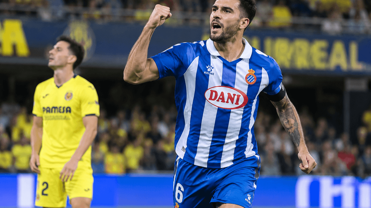 El uruguayo Leandro Cabrera celebra el triunfo del Espanyol ante el Villarreal en el estadio de La Cerámica.