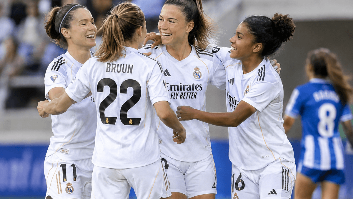 Real Madrid femenino gana al Espanyol: las jugadoras del Real Madrid celebran uno de los goles durante el triunfo por 3-1 en la Liga F.