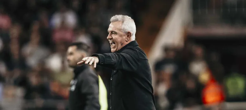 El técnico mexicano Javier Aguirre dirige al Valencia durante su intento de mejorar los resultados y alejar al equipo de la zona de descenso.