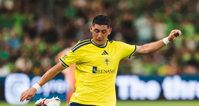 El argentino Cristian Espinoza durante un partido de fútbol con Nashville SC en la MLS.