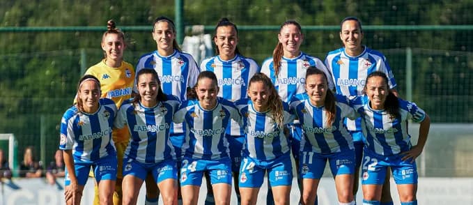 Futbolistas del Dépor celebran la remontada ante el Alavés en Riazor, con la brasileña Millene como protagonista del empate.