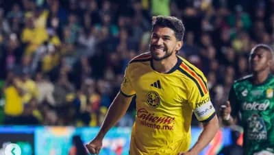 El mexicano Henry Martín, delantero del América, celebra una anotación durante un partido de fútbol de la Liga MX.