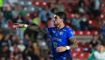 El uruguayo Santiago Homenchenko celebra con Querétaro tras marcar de penalti en el triunfo que coloca al equipo como líder provisional del Apertura mexicano.