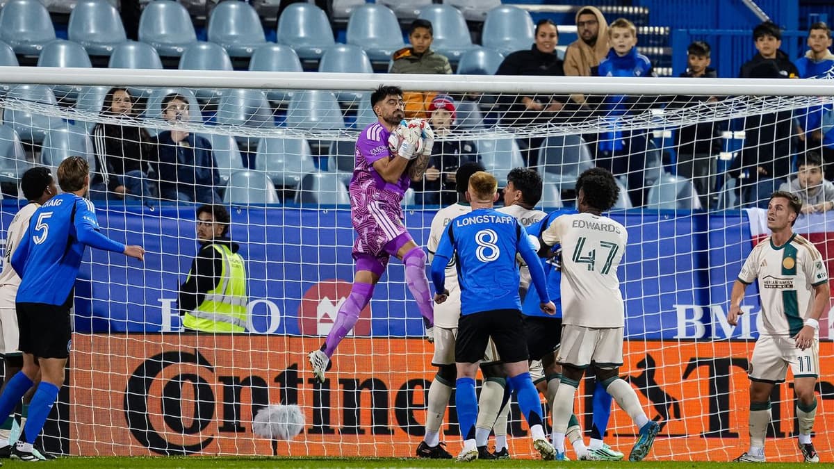 El portero argentino Lucas Hoyos defendiendo el arco de Atlanta United durante un partido de la MLS.