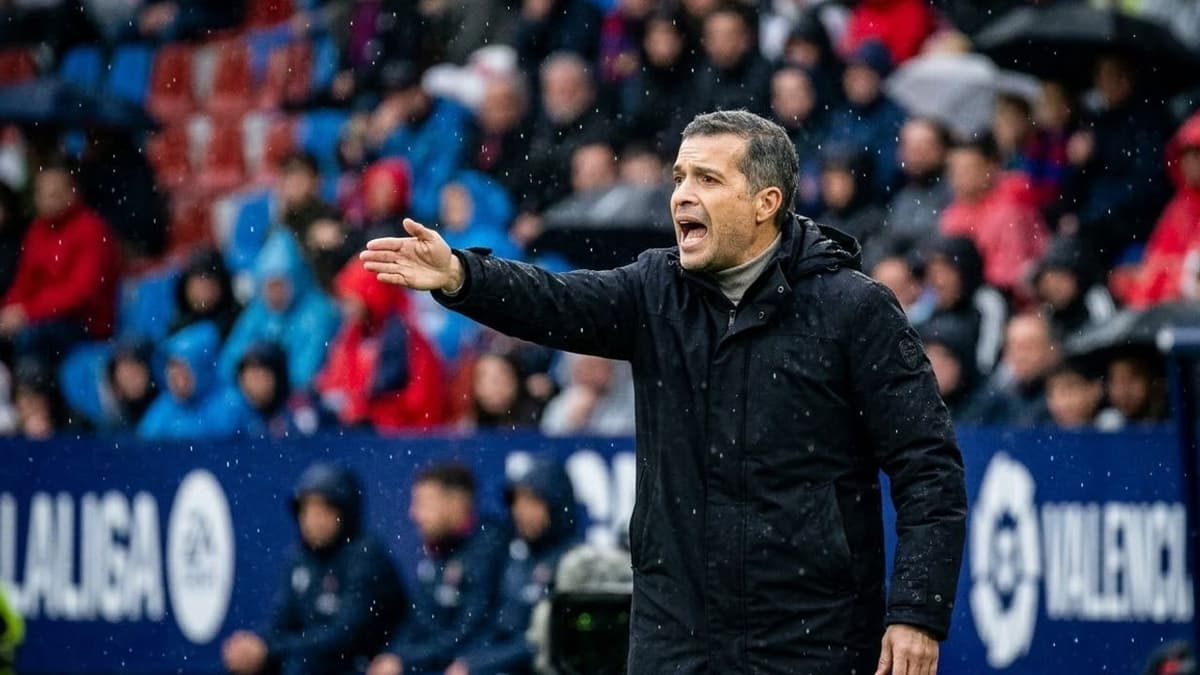 Luís Castro, entrenador del Levante, durante una comparecencia de prensa tras el empate 3-3 frente al Sevilla en LaLiga.