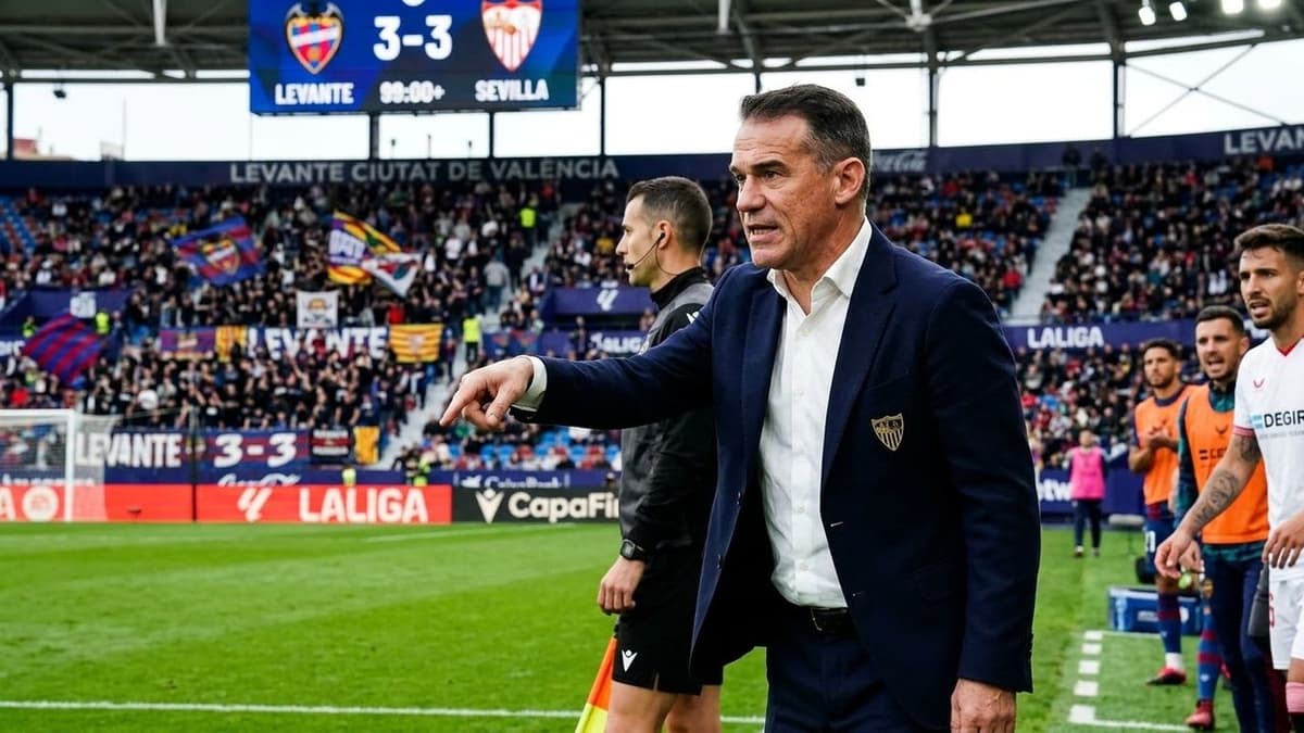 El español Luis García Plaza, entrenador del Sevilla, durante un partido de LaLiga EA Sports ante el Levante.