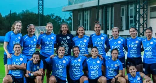 La selección femenina de Paraguay celebra un gol durante su victoria por 5-1 ante El Salvador en el estadio Cuscatlán de San Salvador.