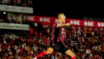 El delantero mexicano Ronaldo Cisneros durante un partido con Alajuelense, club costarricense con el que busca nuevos títulos y protagonismo ofensivo.