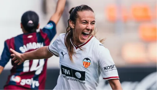 Futbolistas del Valencia Femenino celebran su primera victoria de la temporada tras remontar ante el Eibar en Liga F