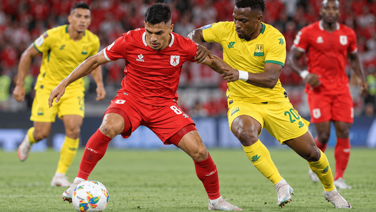Jugadores de Atlético Bucaramanga y América de Cali disputan el balón durante un encuentro de la liga colombiana.