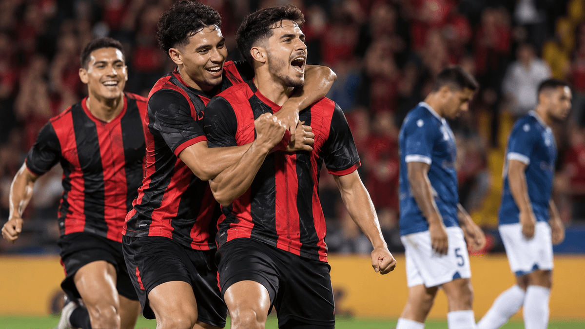 Jugadores del Alajuelense celebran su victoria 2-1 ante el Motagua y la clasificación a la final de la Copa Centroamericana.