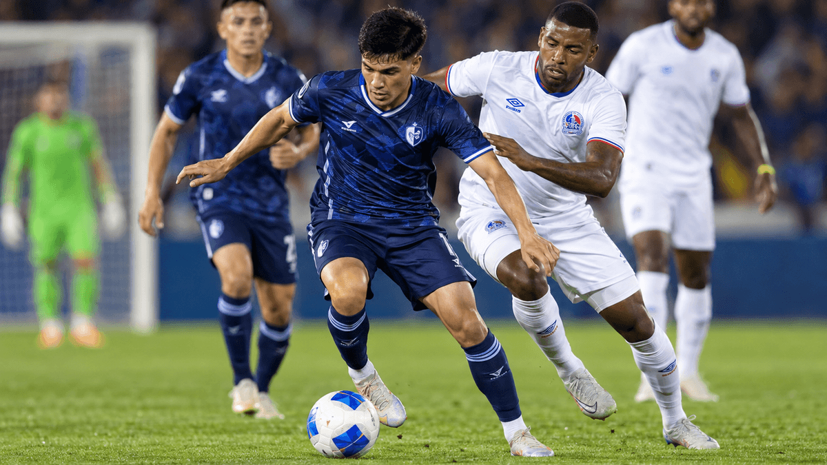 Jugadores del Cartaginés y Olimpia disputan un balón durante la semifinal de la Copa Centroamericana en el estadio Fello Meza.